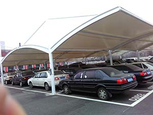 鋼<font color='red'>膜結(jié)構(gòu)車棚</font>特點，怪不得越來越多人選擇！(圖文)