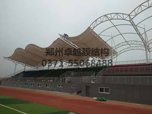 安裝膜結(jié)構(gòu)具有一定危險性，需做好安全措施