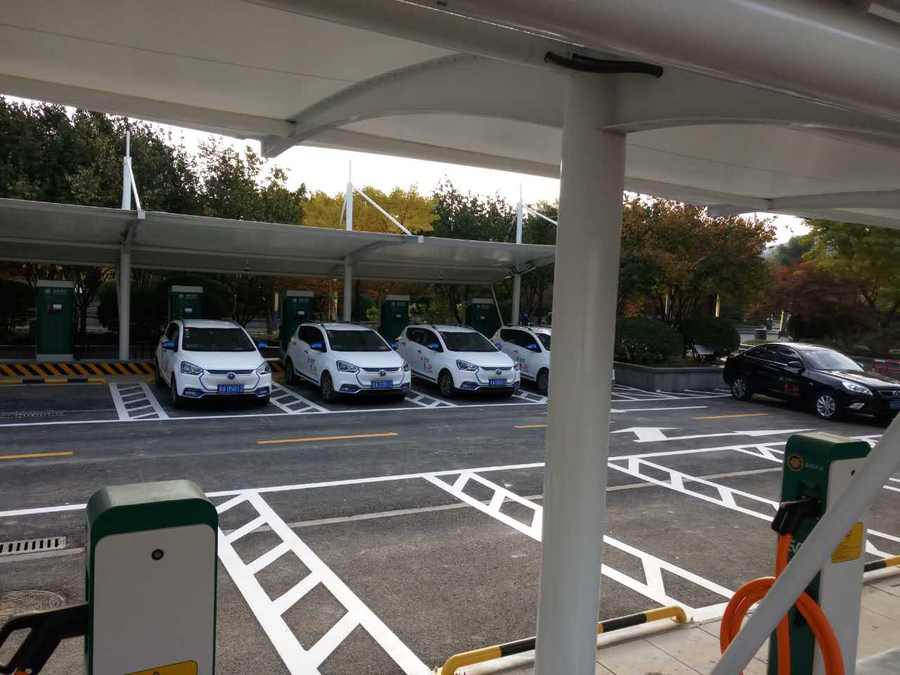 七字型的汽車停車棚，也是汽車蓬里，使用比較多的一款造型