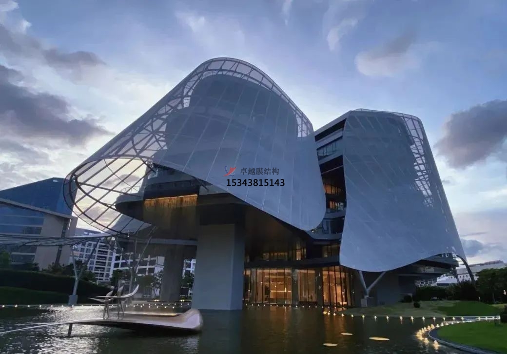 優(yōu)雅而懸浮，PTFE膜結(jié)構(gòu)外立面建筑