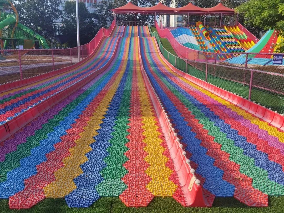 三門峽滑世界橘紅色<font color='red'>張拉膜結(jié)構(gòu)</font>生產(chǎn)