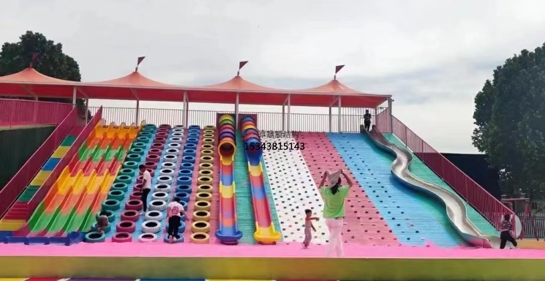 濟(jì)源滑世界橘紅色<font color='red'>張拉膜結(jié)構(gòu)</font>生產(chǎn)